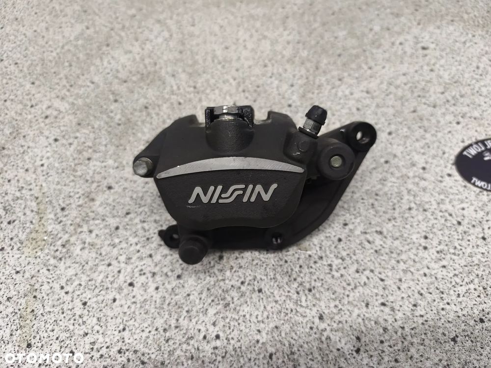 Zaciska hamulcowy przód, przedni prawy Triumph Trident 660 2022 - 1