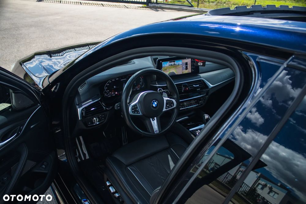 BMW Seria 5 M550i xDrive sport - 14