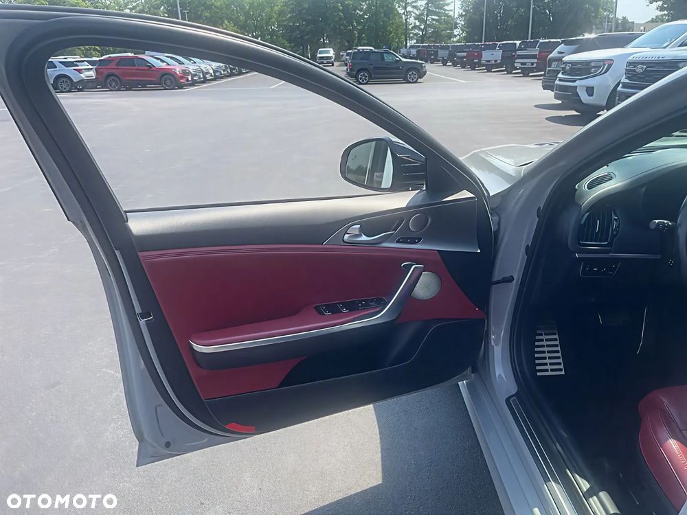 Kia Stinger - 10