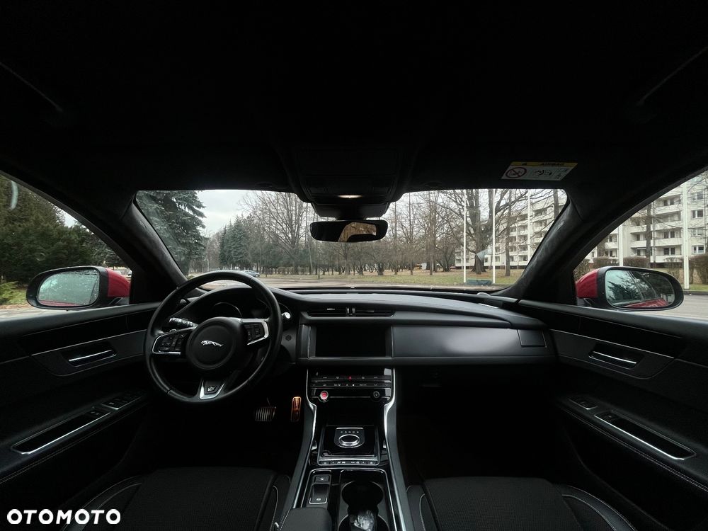 Jaguar XF 2.0 T AWD R-Sport - 10