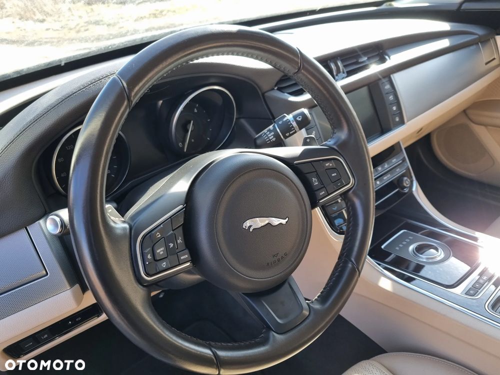 Jaguar XF 3.0 TDV6 Prestige - 34