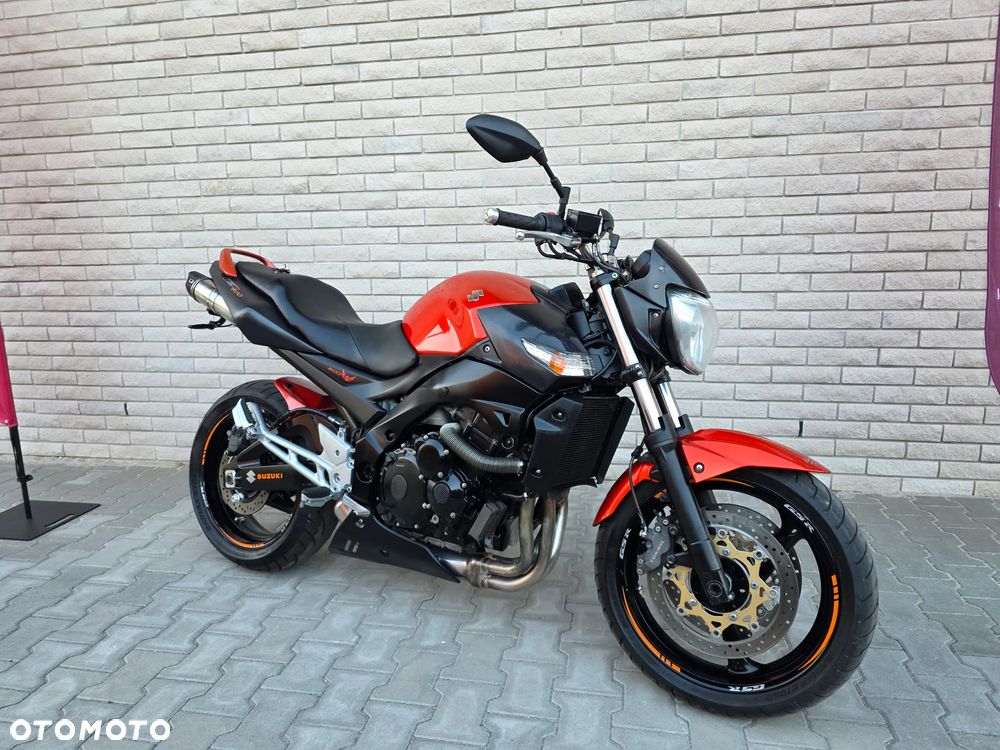 Suzuki GSR - 8