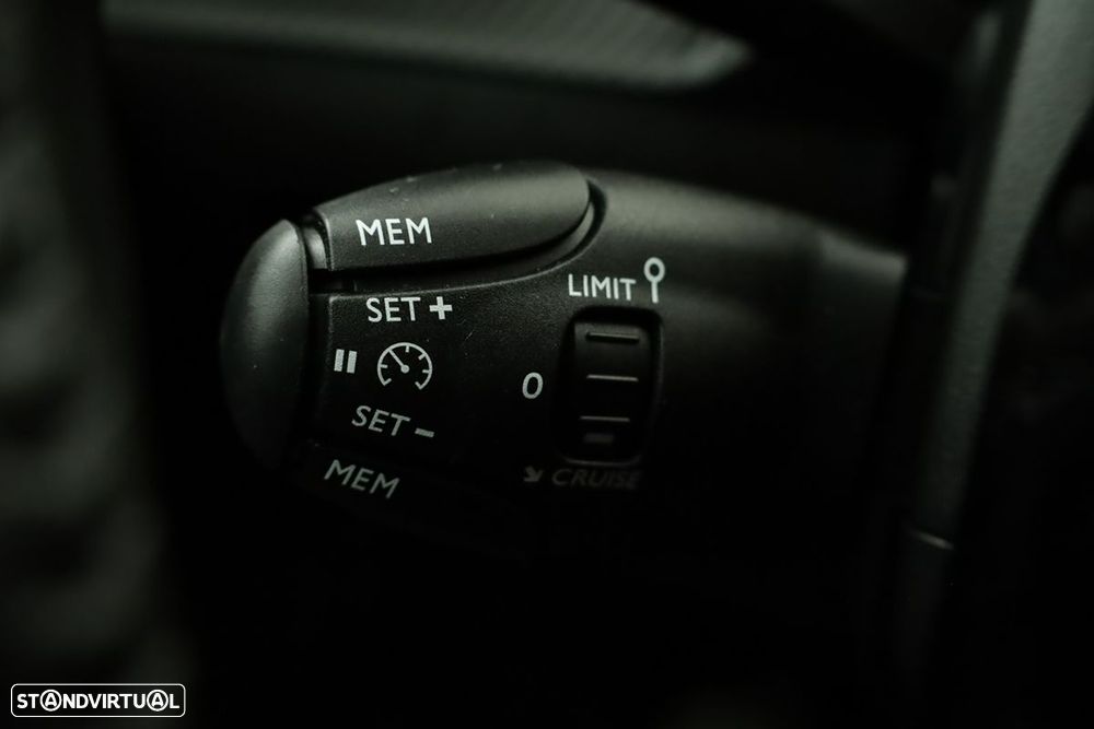 Peugeot 2008 1.2 PureTech Allure - 17