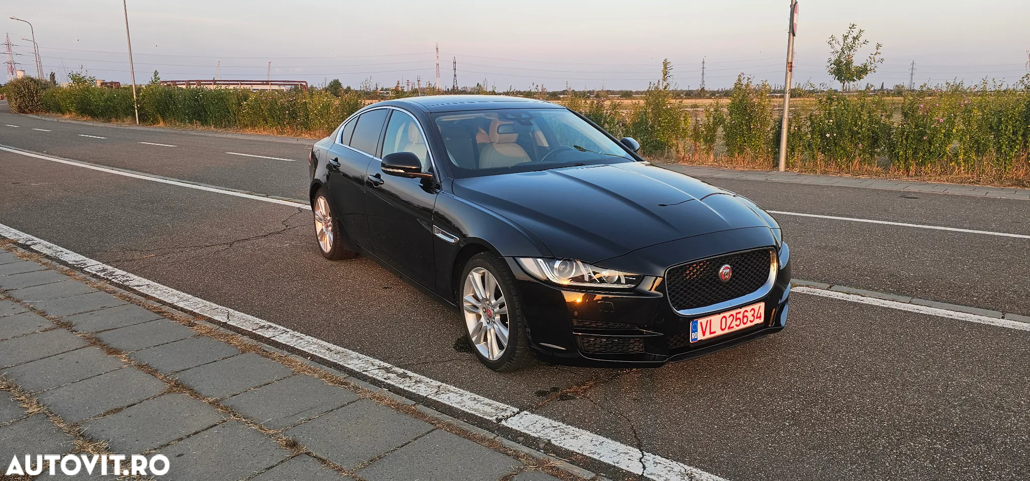 Jaguar XE 2.0 R-Sport - 8