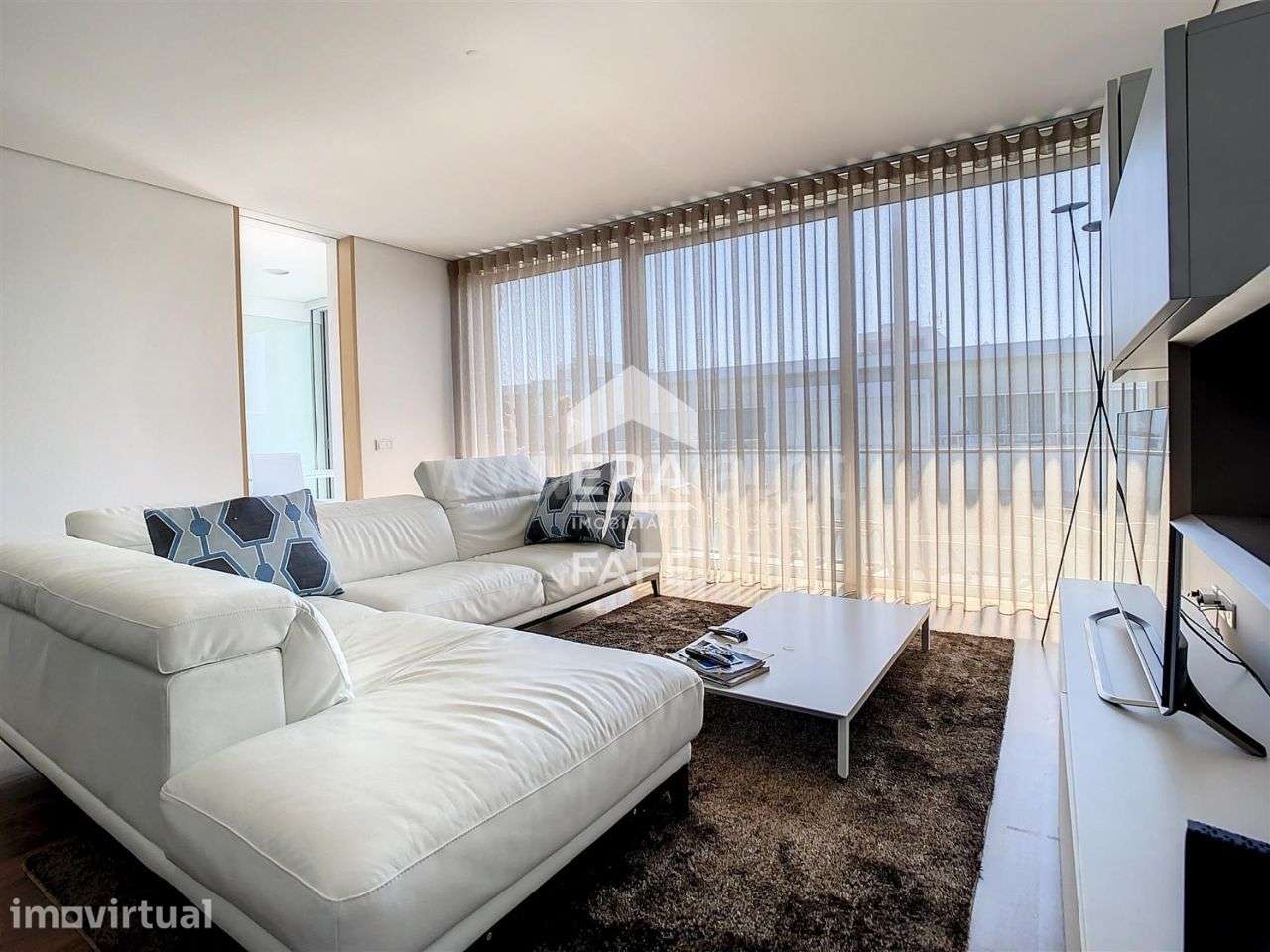 Apartamento T2 mobilado, na Praia do Forno, com vista para o rio - Grande imagem: 3/20