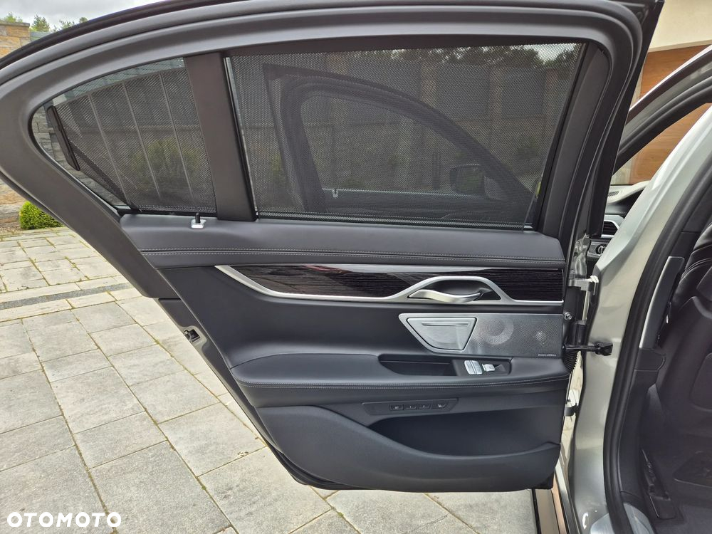 BMW Seria 7 750i xDrive sport - 16