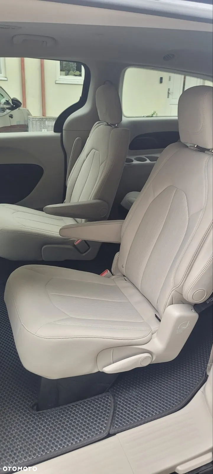 Chrysler Pacifica - 11