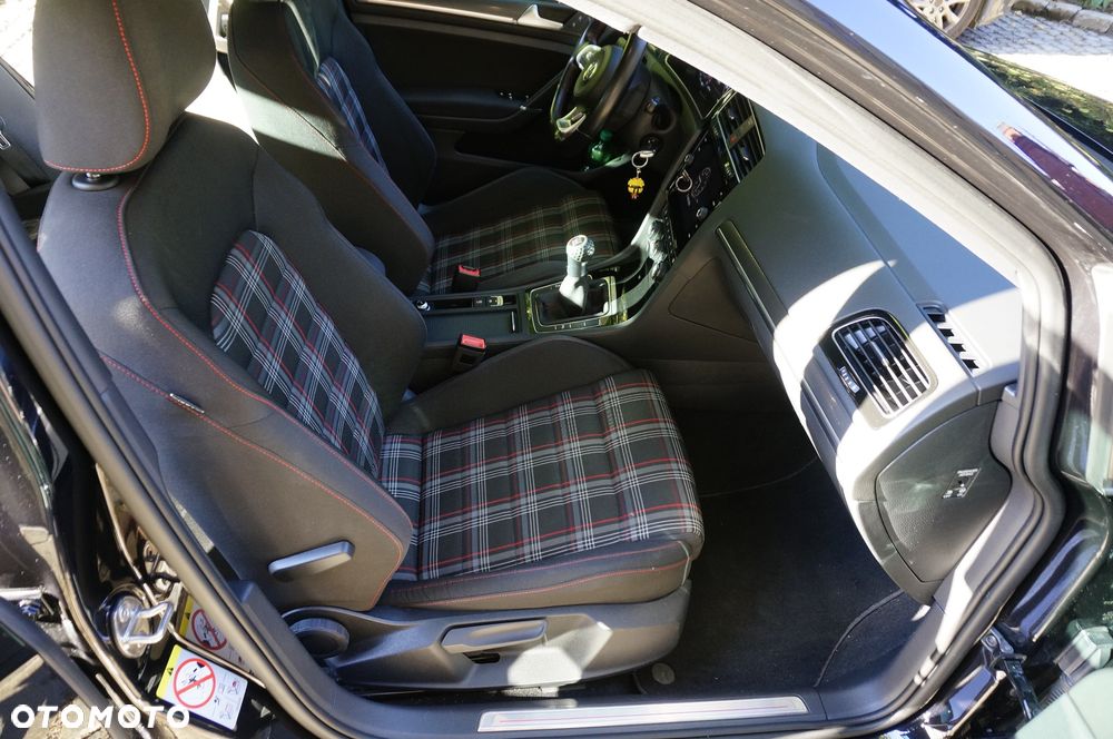 Volkswagen Golf - 10