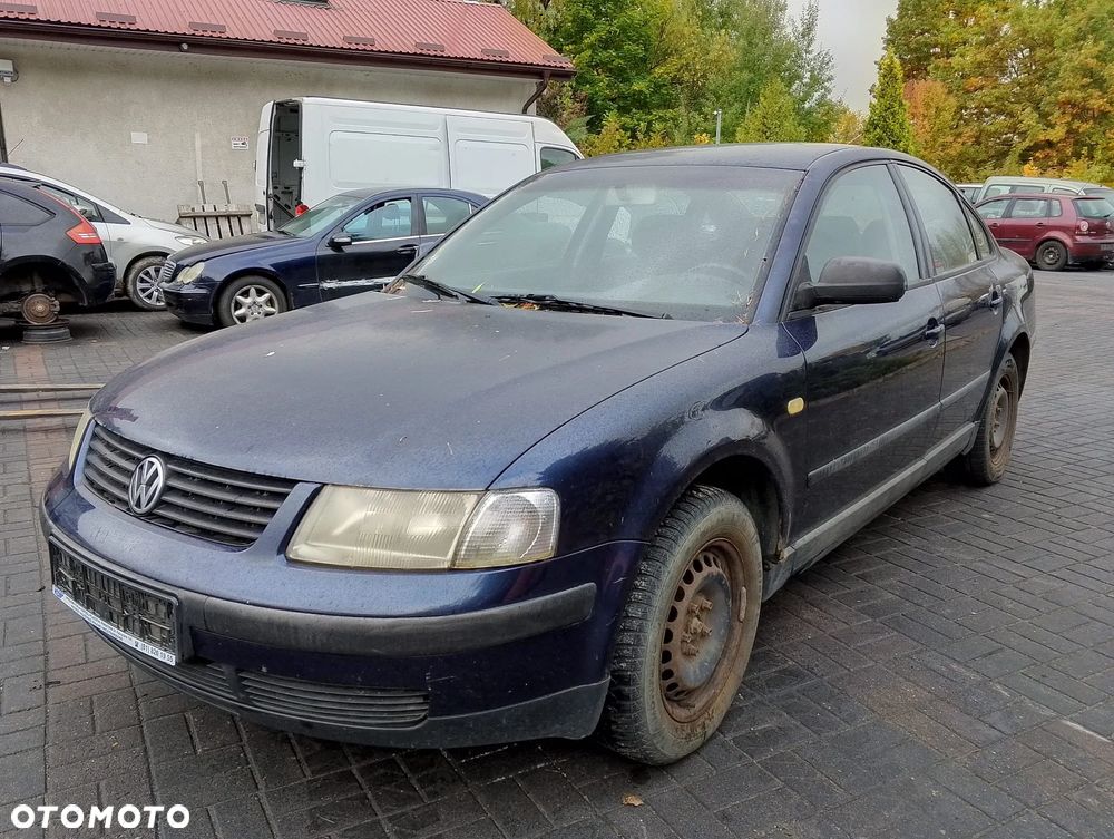 Volkswagen Passat B5 (97-00.) 1.6 B 100KM. Silnik AHL (ADP, ANA, ARM) Skrzynia DWG lakier LN5Y.Cały na części. GWARANCJA !!!  Przód Tył Zestaw Komplet Drzwi Klapa Zderzak Błotnik Maska Grill Atrapa Szyba Pas Lampa Lusterko Boczki Fotel Kanapa Kokpit Deska Rozdzielcza Przełącznik Włącznik Sterownik Przewody Wiązka Instalacja Moduł Komputer Czujnik Listwa Pompa Alternator Wtryski Głowica Rozrusznik Kompresor Sprzęgło Dwumas Silnik Skrzynia ABS Klimatyzacji Paliwa Wspomagania Kolektor Turbina Przepustnica Zawór Chłodnica Koło Hak Belka Sanki Zawieszenie Mcpherson Półoś Amortyzator Wydech Tłumik Zacisk Most - 1