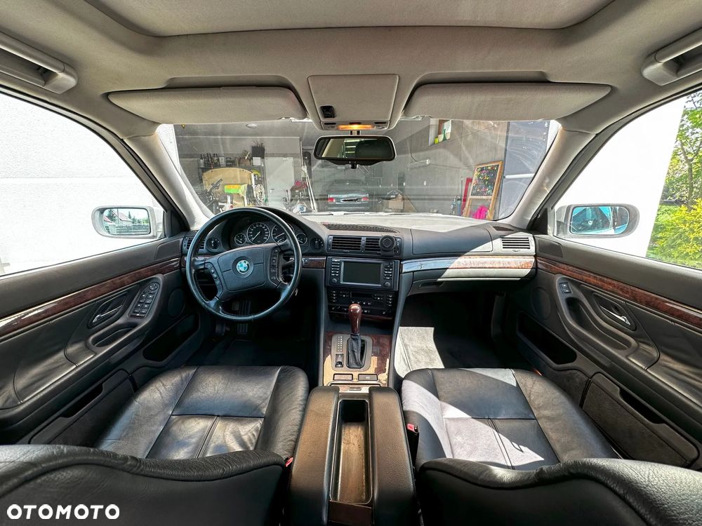 BMW Seria 7 740i V8 - 26