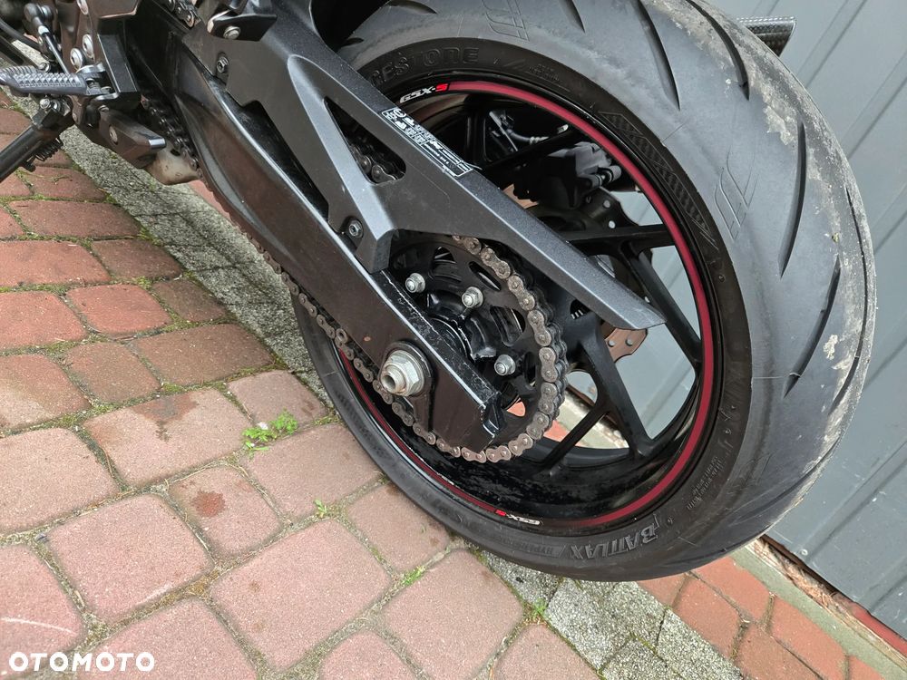 Suzuki GSX - 27