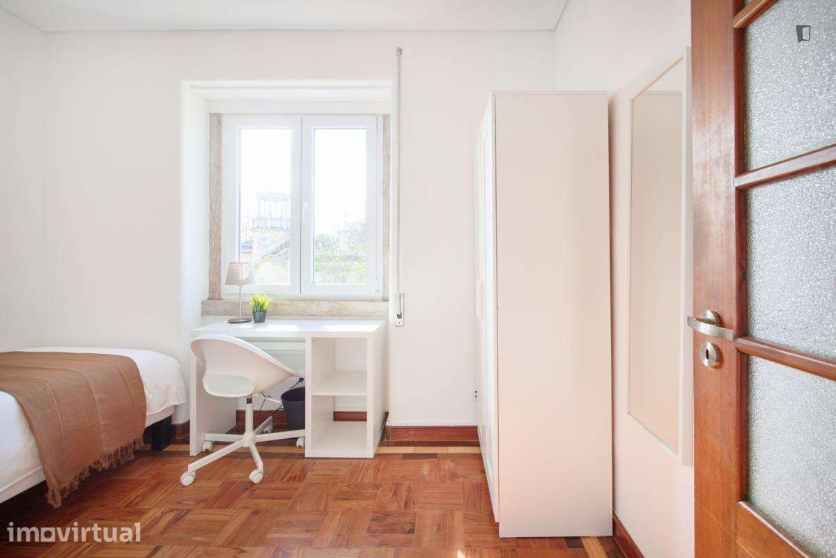 Quarto - localizado em São Sebastião Lisbon - Grande imagem: 2/37