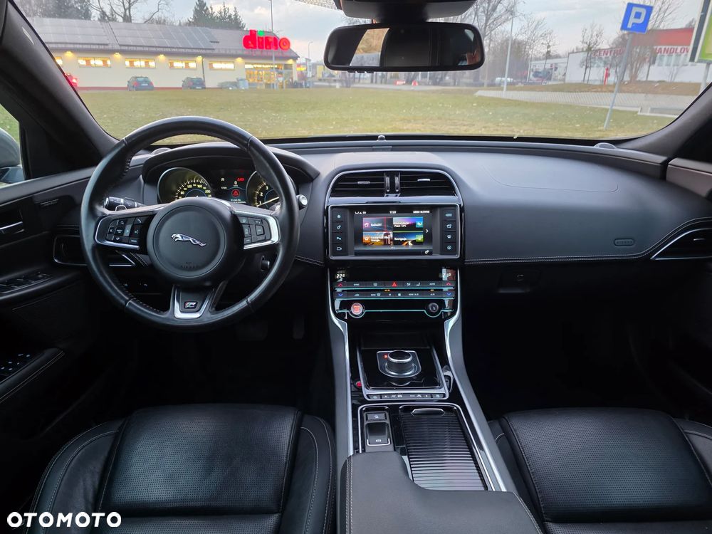 Jaguar XE - 15
