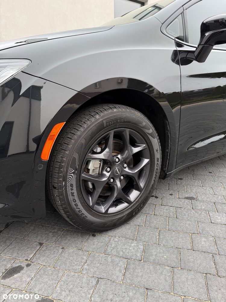 Chrysler Pacifica - 30