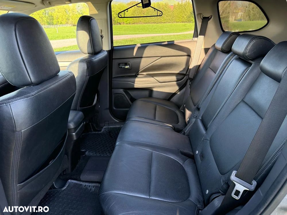 Mitsubishi Outlander 2.0 4WD Plug-In Hybrid - 4