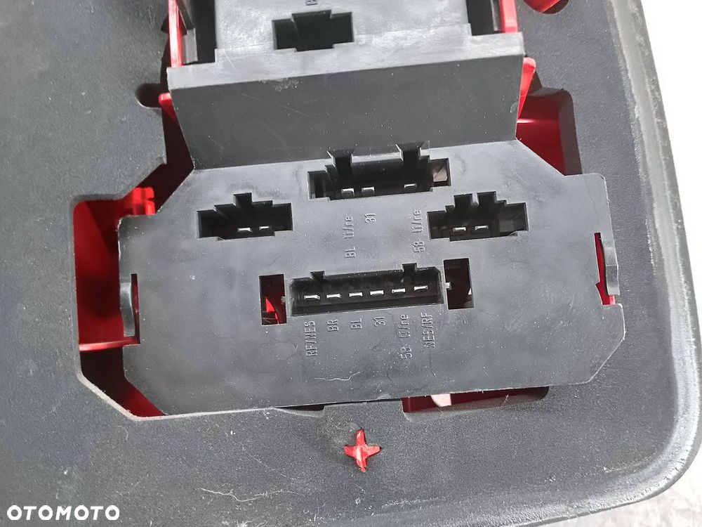 LAMPA TYLNA PRAWA VW PASSAT B5 3B9945112F KOMBI - 3