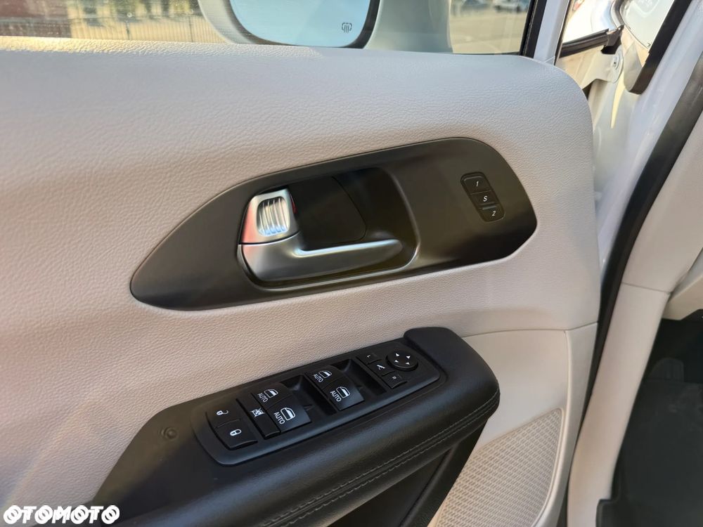 Chrysler Pacifica - 12