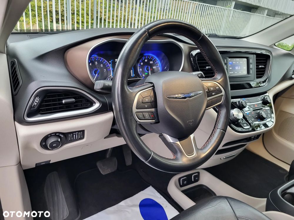 Chrysler Pacifica - 7