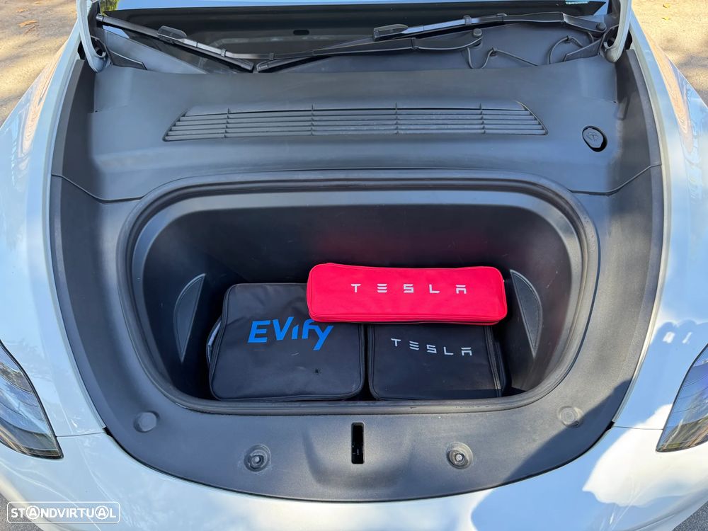 Tesla Model Y - 17