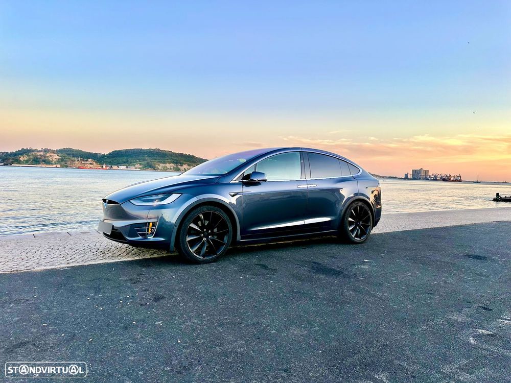 Tesla Model X - 3