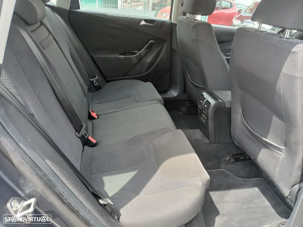 VW Passat 1.6 TDI BlueMotion Comfortline - 20