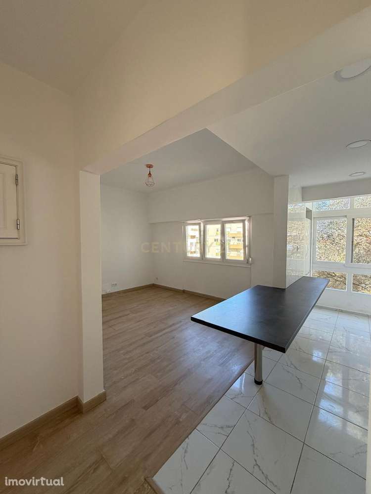 T3 Remodelado com 3 Varandas em Cascais – Espaço, Luz e Qualidade de V - Grande imagem: 5/21