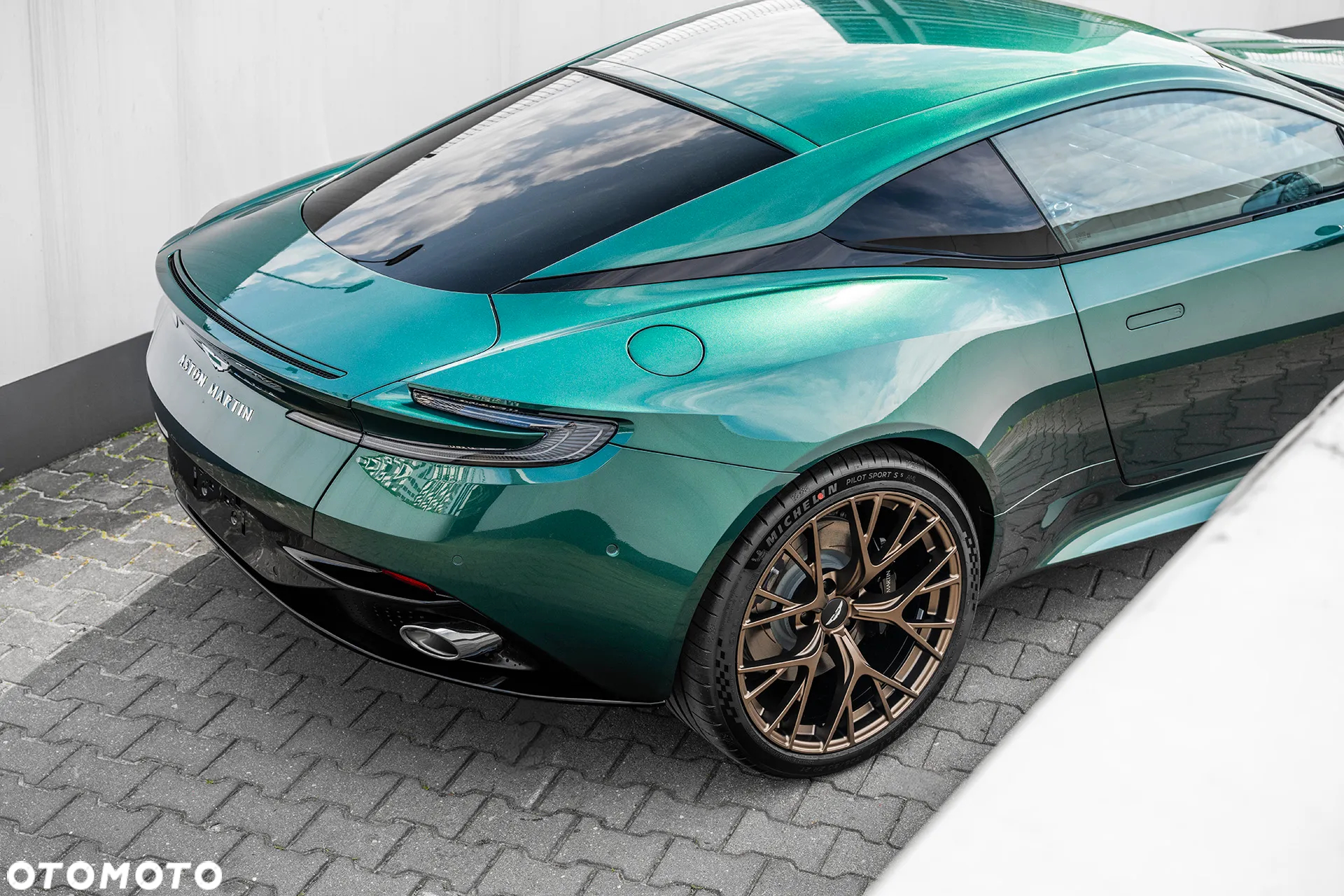 Aston Martin DB12 - 7