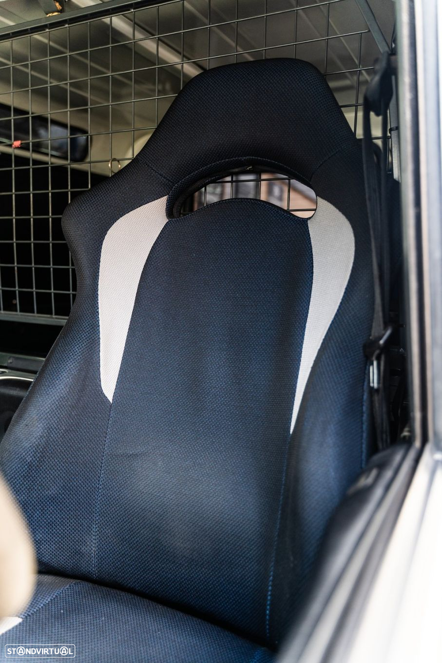 Land Rover Defender - 52