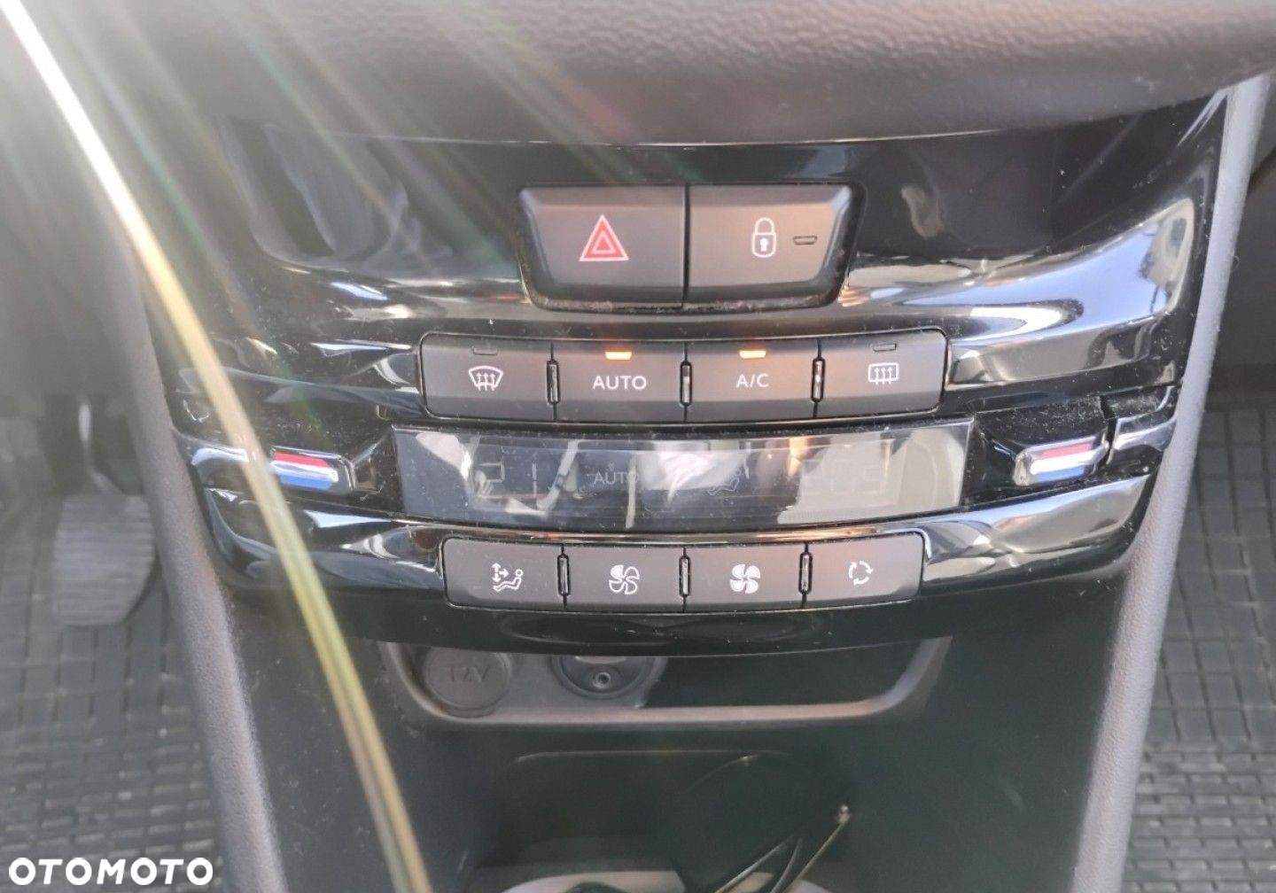 Peugeot 208 - 15