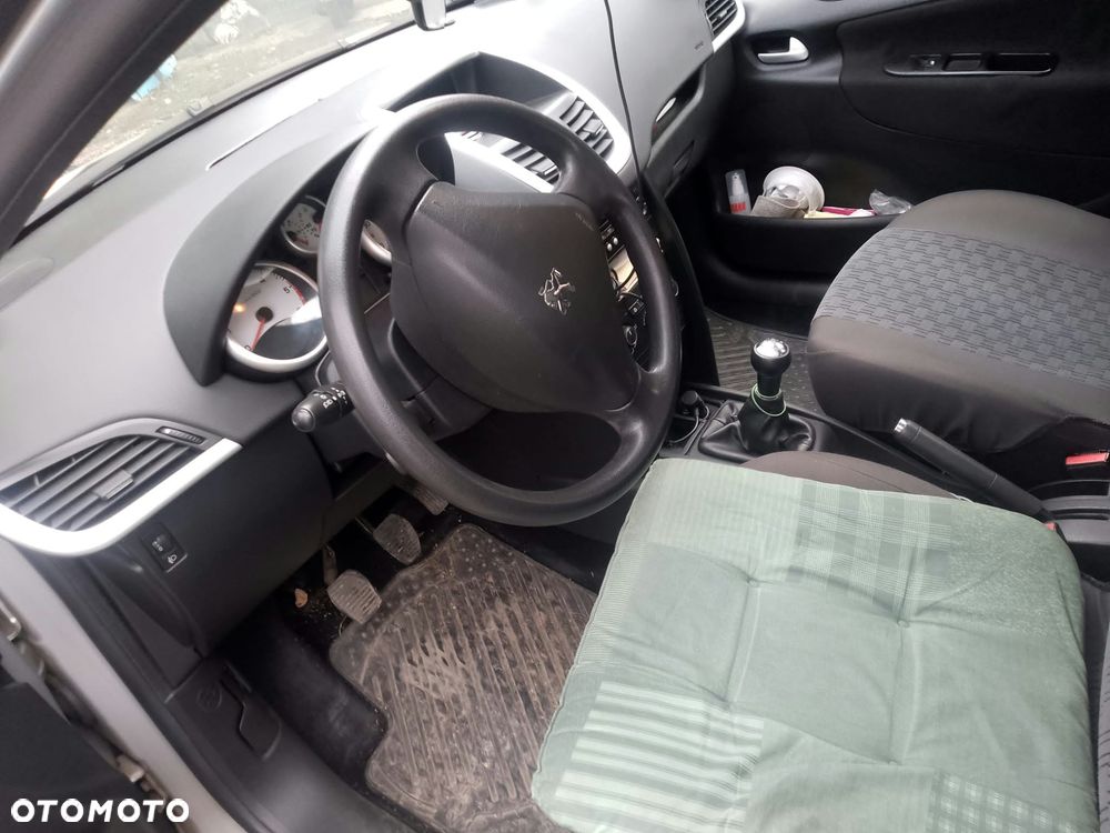 Peugeot 207 2010 photo 2