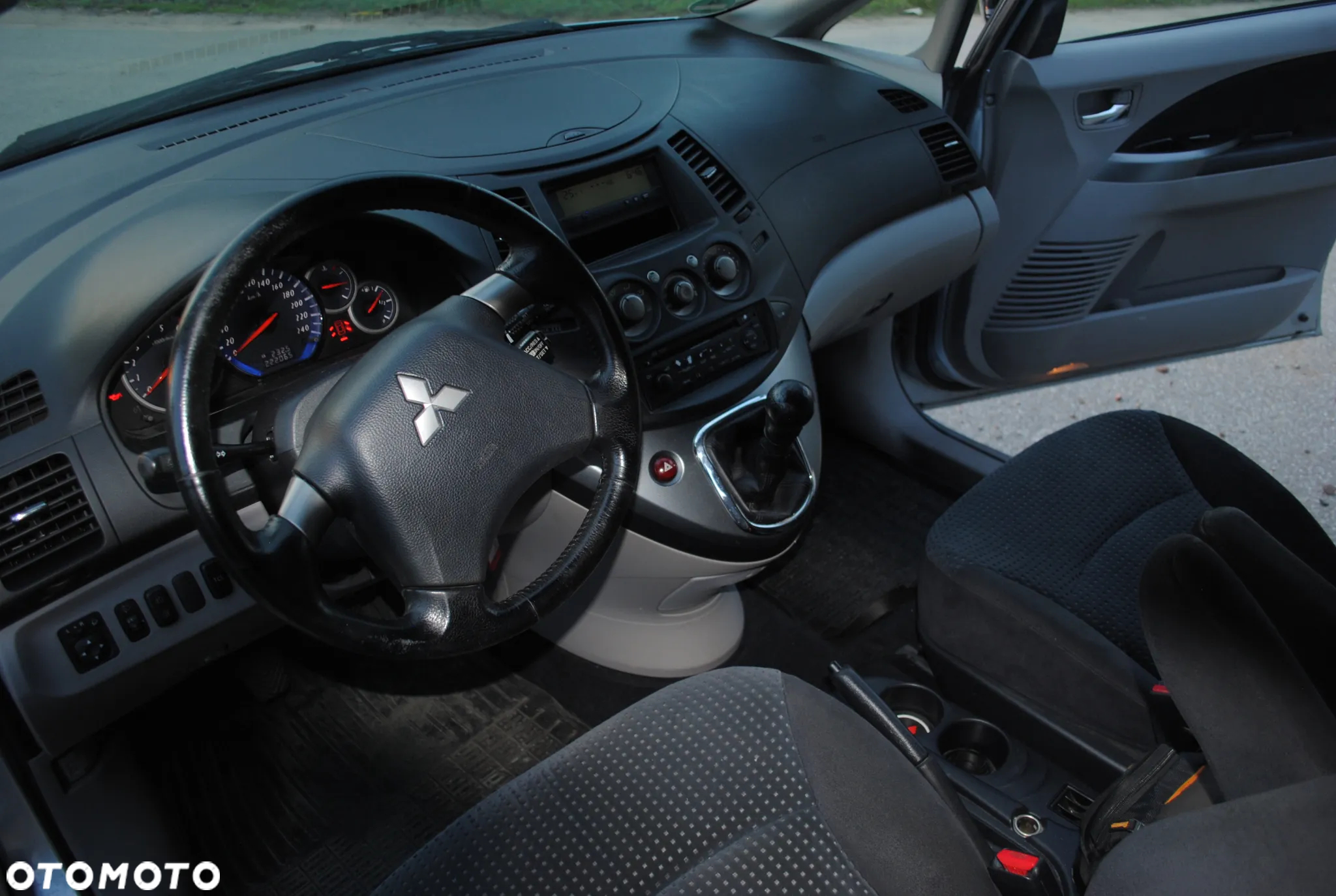 Mitsubishi Grandis 2.0 DID Intense - 23