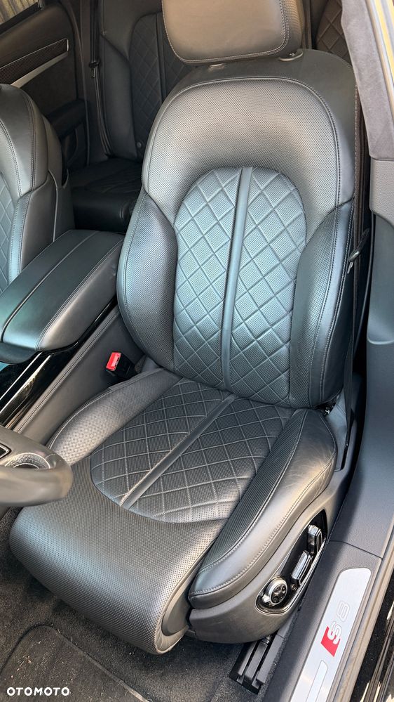 Audi S8 Plus - 19