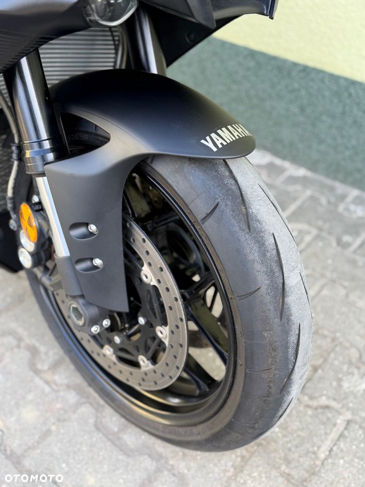 Yamaha R1 - 4