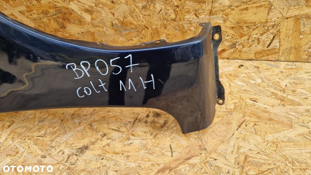 MITSUBISHI COLT BŁOTNIK PRZÓD PRZEDNI PRAWY KOD LAK. 11H - 2