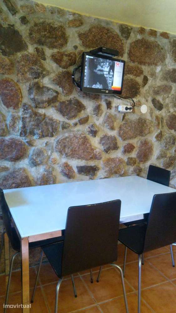 Moradia T2 Restaurada, Mobilada e Totalmente Equipada - Grande imagem: 2/10