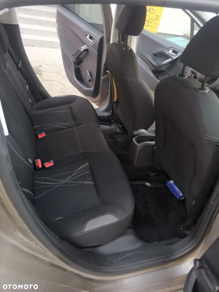 Peugeot 208 - 17