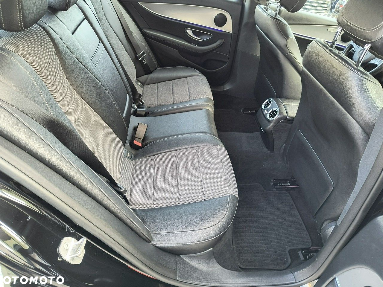 Mercedes-Benz Klasa E 400 4-Matic 9G-TRONIC - 16