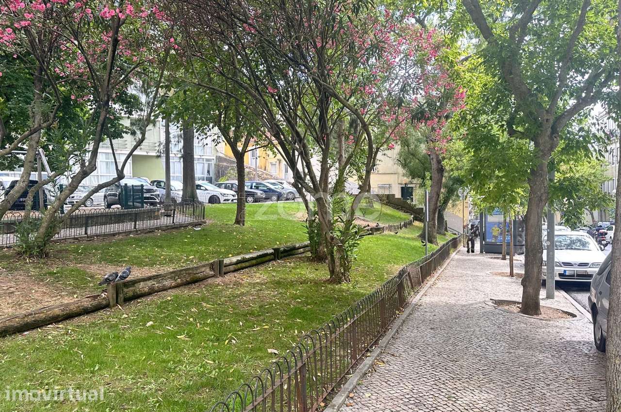 Prédio de Gaveto com Potencial de Reabilitação