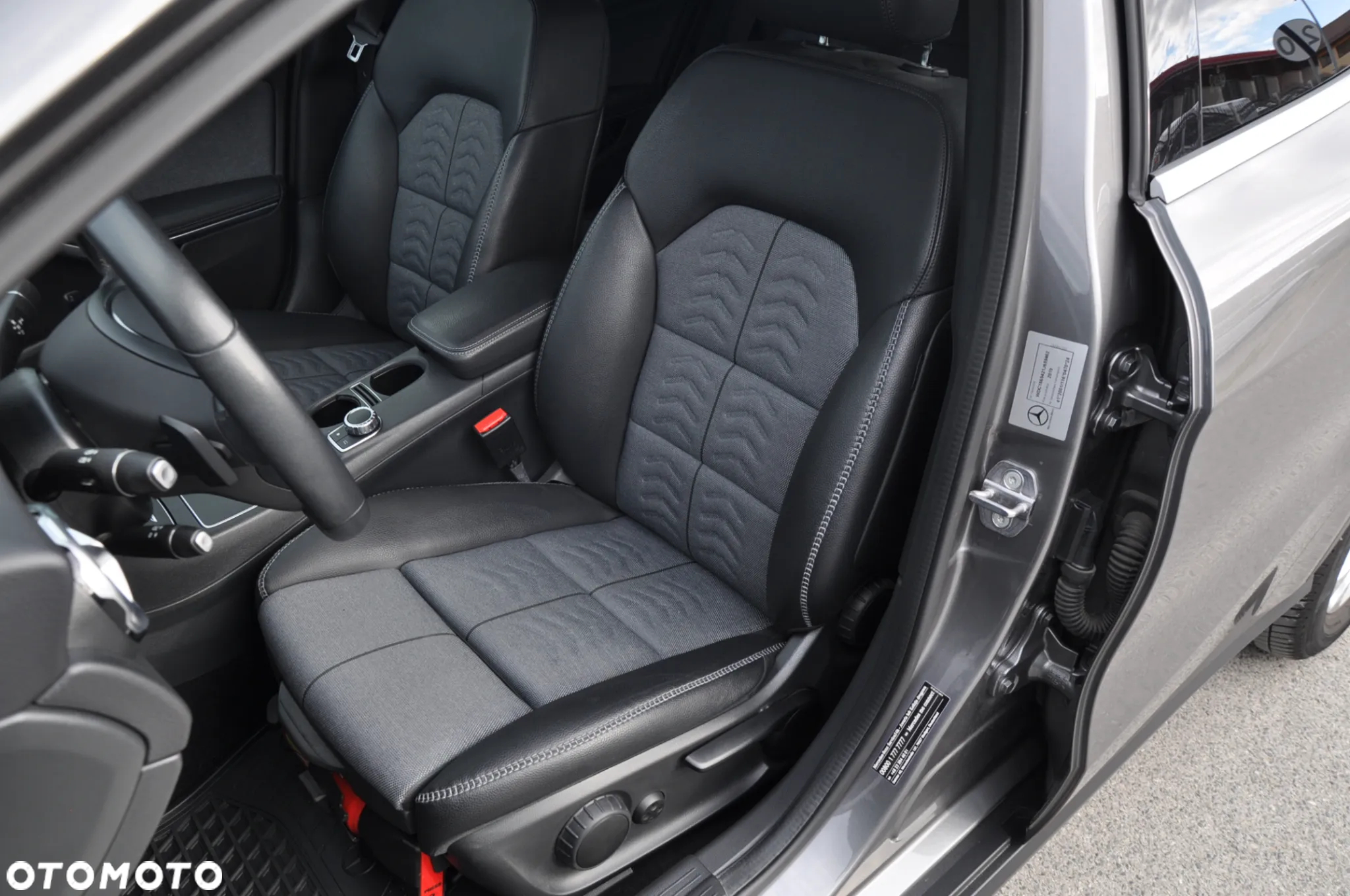 Mercedes-Benz GLA 180 7G-DCT - 37