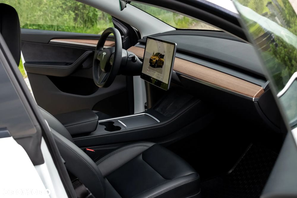 Tesla Model Y - 16