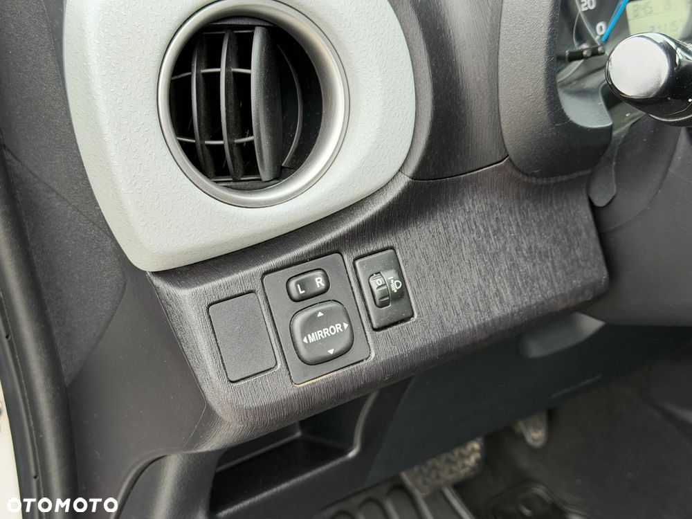 Toyota Yaris Hybrid 100 Premium - 23