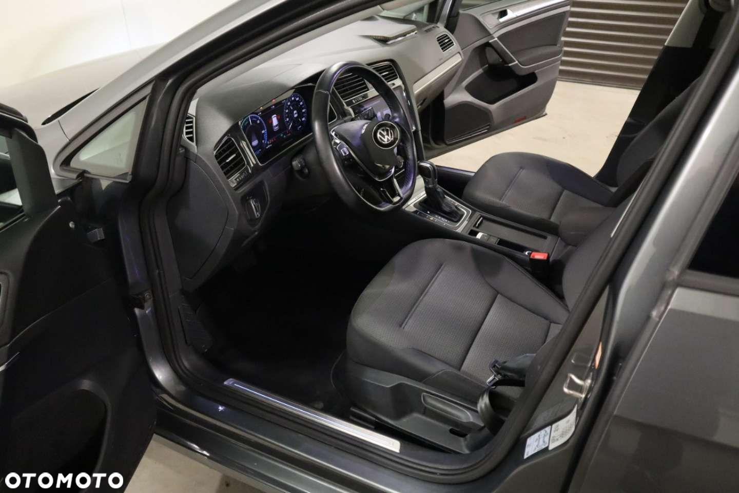 Volkswagen Golf e-Golf - 21