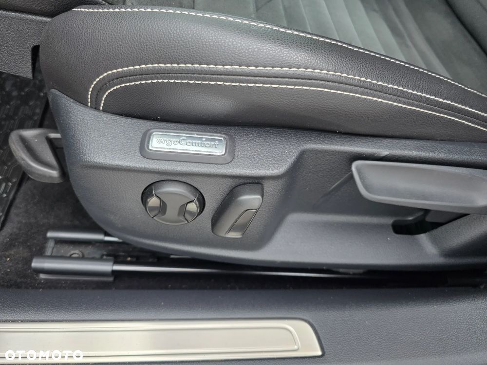 Volkswagen Passat 2.0 TDI SCR DSG 4Motion Business - 20