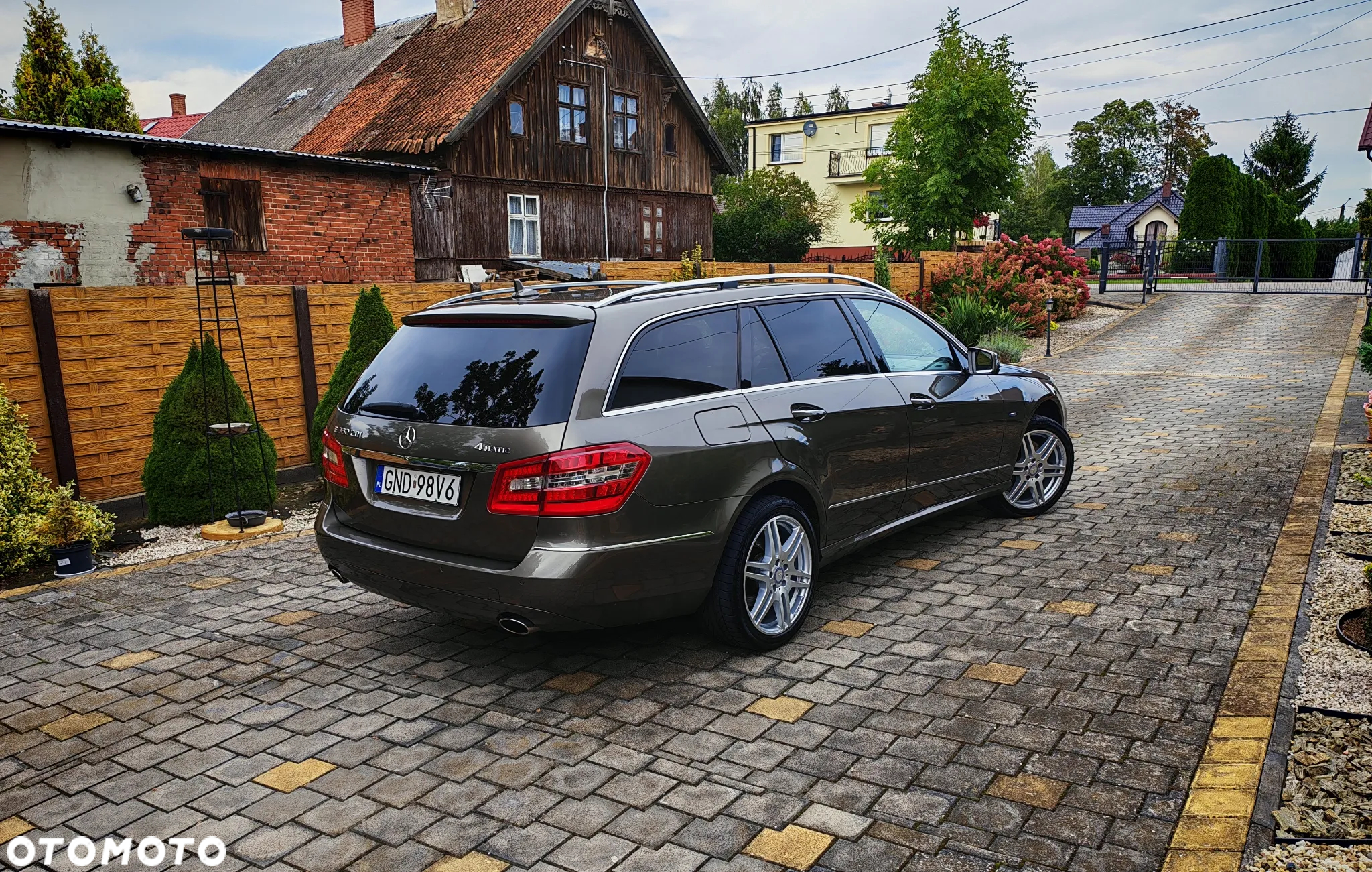 Mercedes-Benz Klasa E 350 T CDI DPF 4Matic BlueEFFICIENCY 7G-TRONIC Elegance - 4