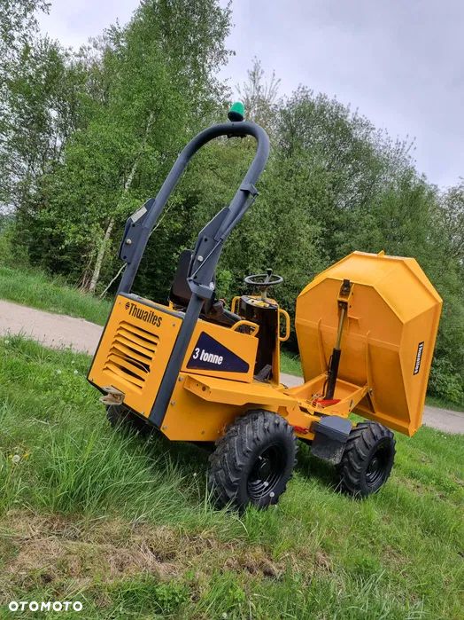 Thwaites MACH 573. Wozidło Budowlane-Rolnicze. Wózek z Obrotową Kolebą. 3 tony ładowność. 4x4. Silnik 3cylindry. Yanmar 36 KM. 1800 mtg. 2015 rok. Jazda 3 prędkości. Maszyna jak Nowa z Norweskiego Gospodarstwa! Ani deka luzów i wycieków! Pełny Oryginał. Hamulce brzytwa. Serwisy w DEKRA. Maszyna Woziła lekkie ładunki. Praktycznie zerowe zużycie. Wielka Okazja. Wszystko w pełnym Oryginale. Opony Oryginał w super stanie! - 3