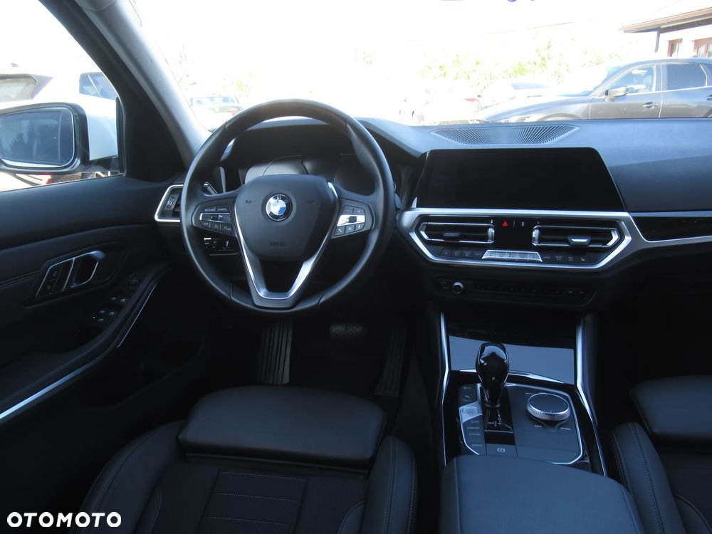 BMW Seria 3 318i Sport Line - 11