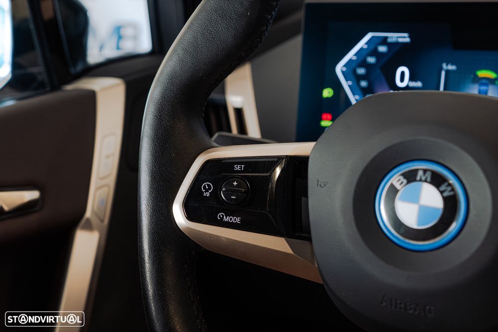 BMW iX xDrive 40 Pack Desportivo - 11