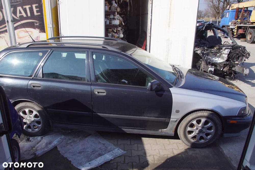 Auto na części - Volvo V40 I Lift 1.9 Di 95 KM D4192T2 M5D 332 2000R Silnik Skrzynia Drzwi Maska Klapa Zderzak Błotnik Lampa Klamka Szyba Lusterko Deska Kokpit Sterownik Moduł Czujnik Licznik Panel Kierownica - 8