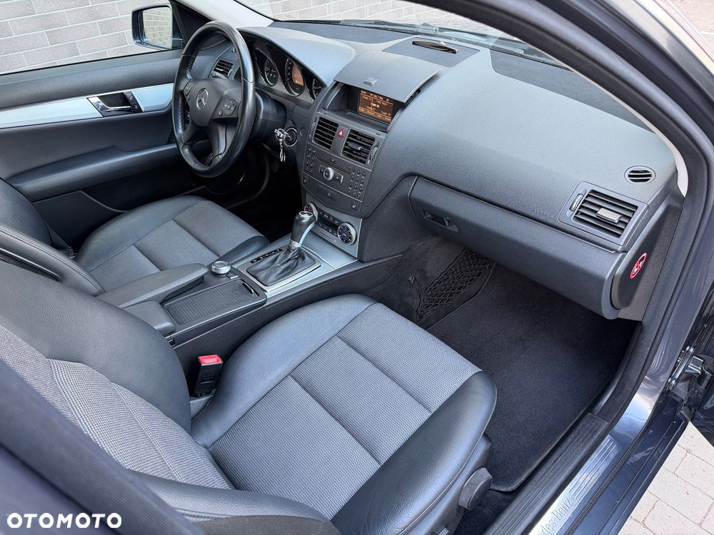 Mercedes-Benz Klasa C 250 CGI Automatik BlueEFFICIENCY Avantgarde - 32