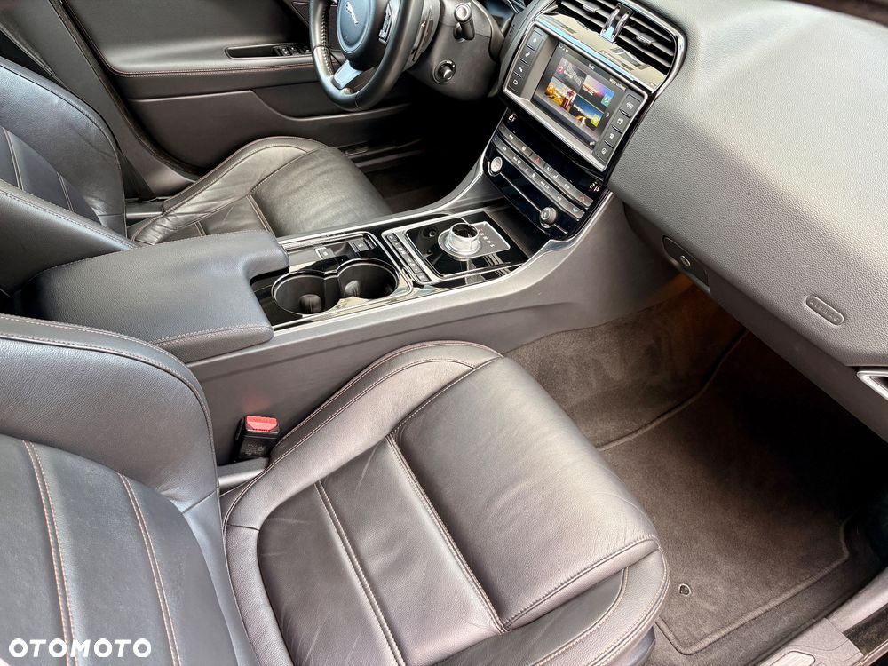 Jaguar XE E-Performance Prestige - 13